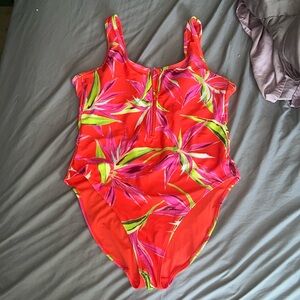 Women’s XL Old Navy one piece bathing suit - NEVER WORN